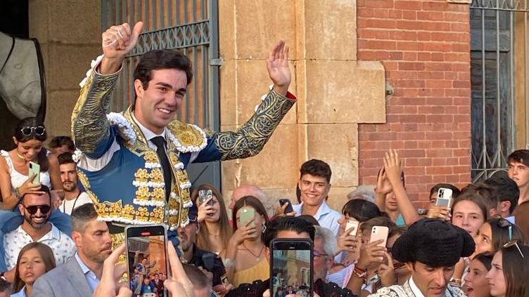 El toledano Tomás Rufo saliendo a hombros de la plaza de Toros de Salamanca.
