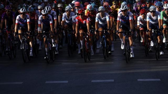Remco Evenepoel al frente del pelotón en la última etapa de La Vuelta 2022