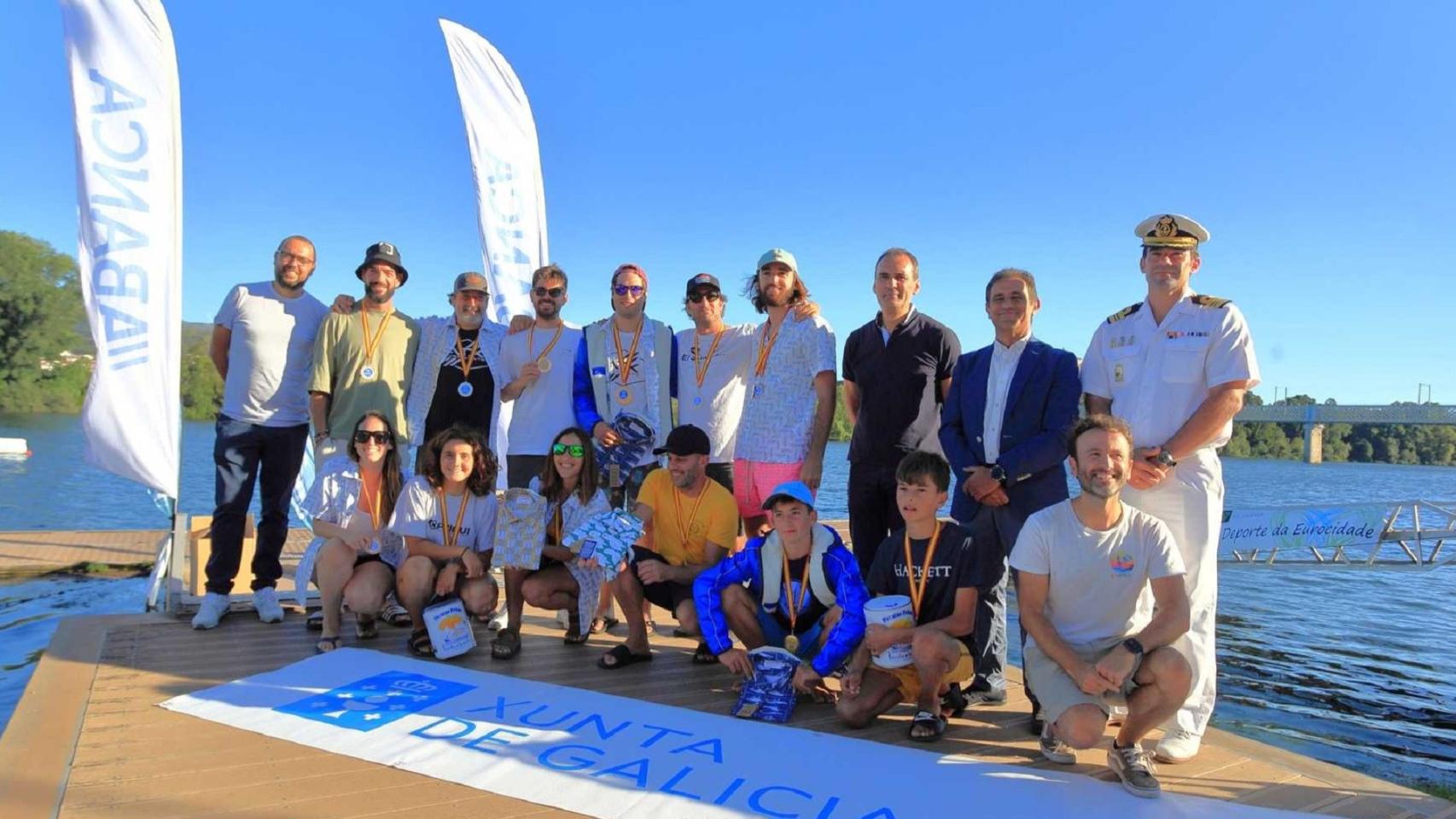 Los premiados en la Copa Ibérica de Wakesurf con la Ponte Internacional al fondo.