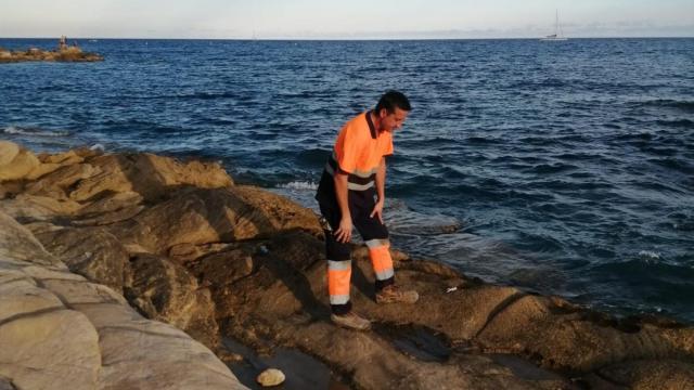 Carlos H., en la cala donde ayudó a salvar la vida de un bañista.