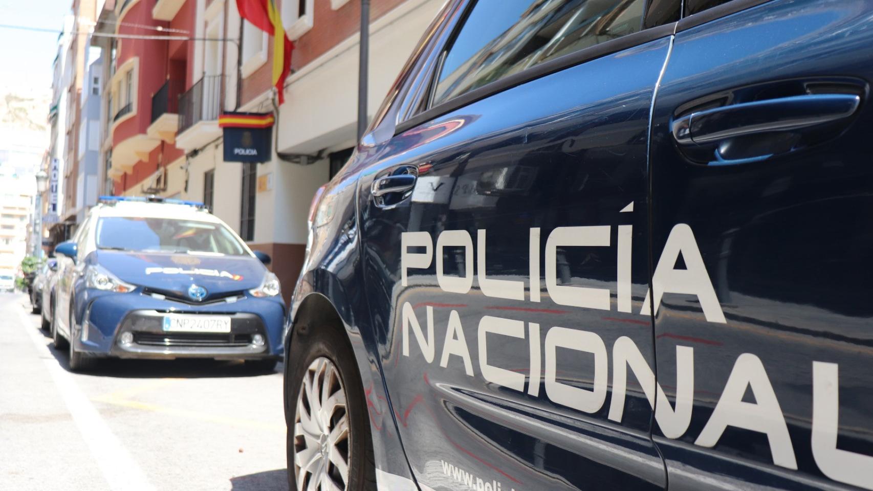 Dos coches de la Policía Nacional, en imagen de archivo.