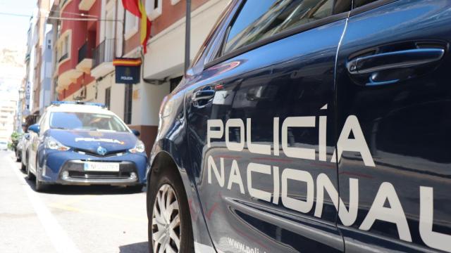 Dos coches de la Policía Nacional, en imagen de archivo.