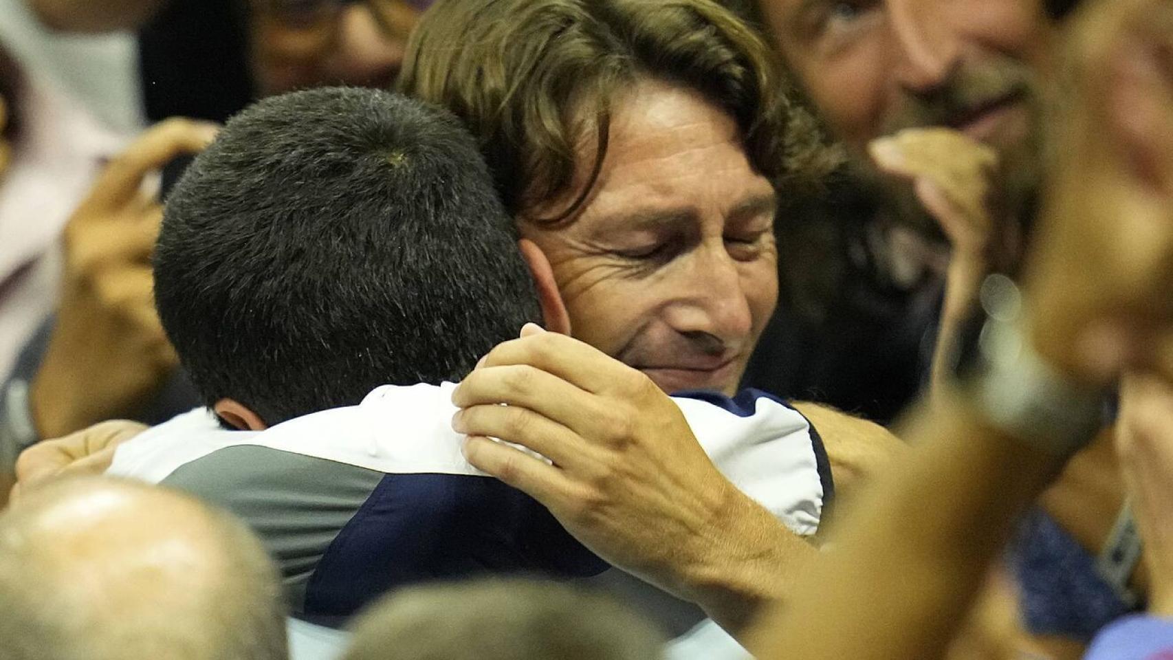 Juan Carlos Ferrero abraza a Carlso Alcaraz tras ganar el US Open.