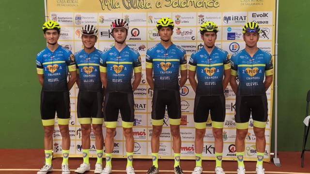 El equipo de Globalia-Zamora en la Vuelta a Salamanca.