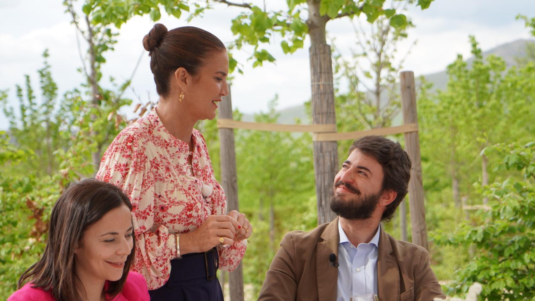 Gallardo sonríe a Samantha Vallejo-Nagera, presentadora de MasterChef Celebrity