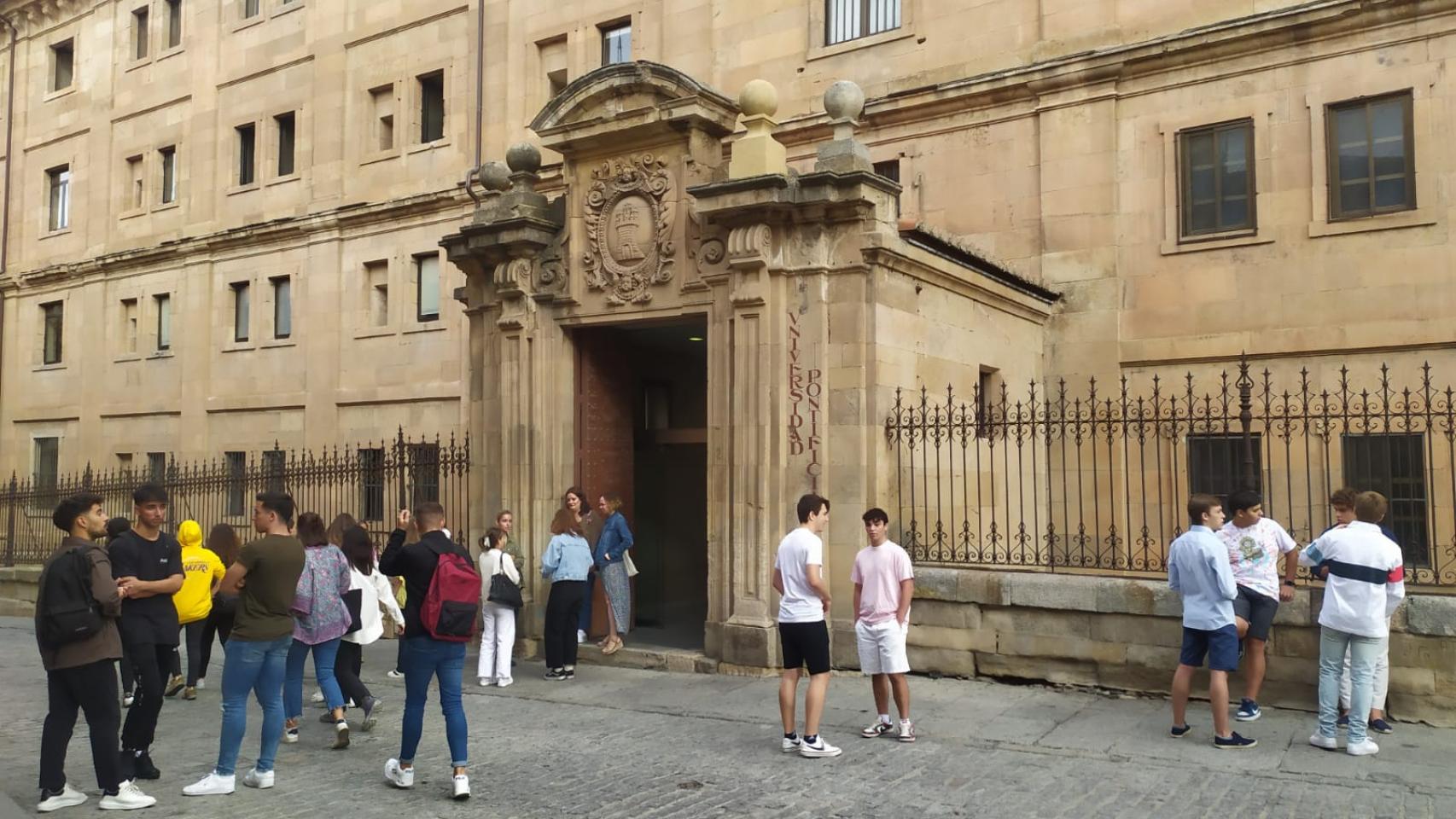Alumnos a la entrada de la Universidad Pontificia de Salamanca