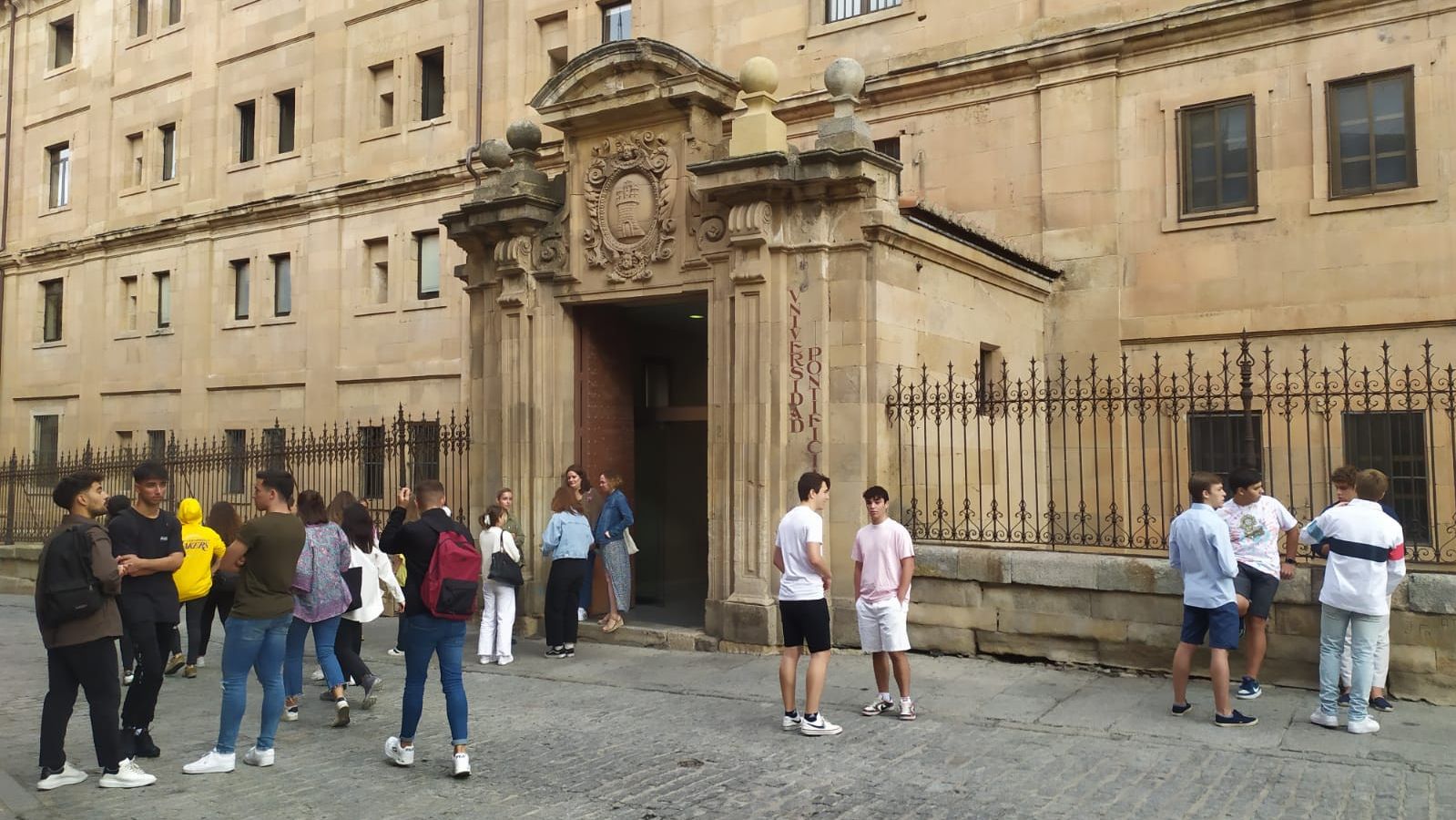 Alumnos a la entrada de la Universidad Pontificia de Salamanca
