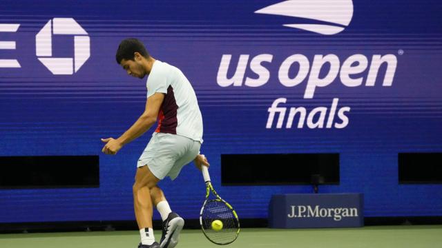 Carlos Alcaraz golpea a la bola de espaldas