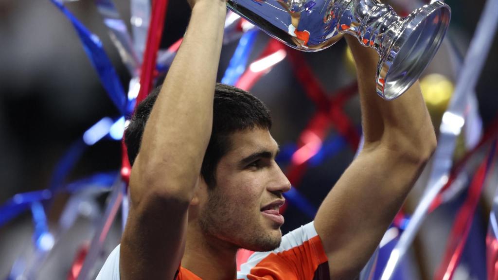 Carlos Alcaraz con el título del US Open