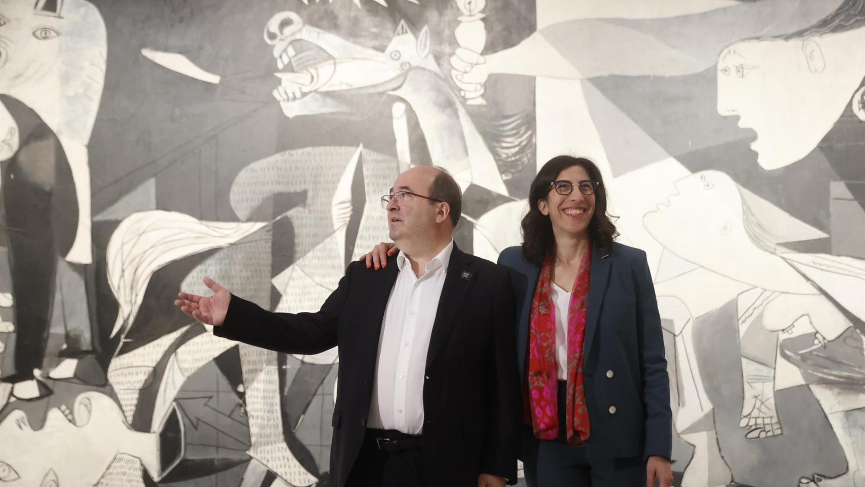 Los ministros de cultura de España y Francia, Miquel Iceta y Rima Abdul Malak, posan ante el 'Guernica' de Picasso tras la presentación de la 'Celebración Picasso 1973-2023'. Foto: EFE/Juan Carlos Hidalgo
