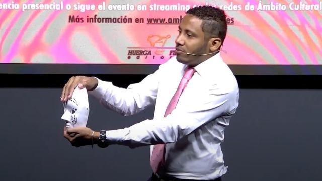 Eudris Planche recitando uno de sus poemas en la final del Premio #LdeLírica