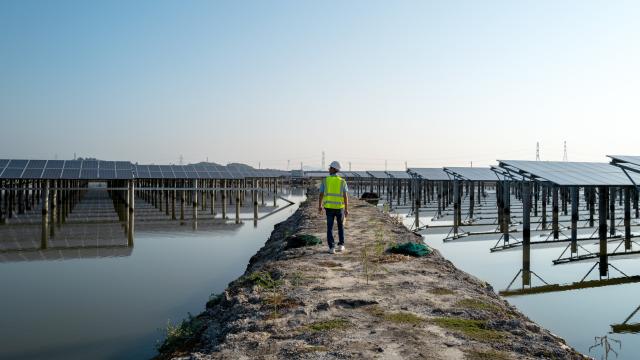 Imagen de archivo de una planta de energía solar en el agua.
