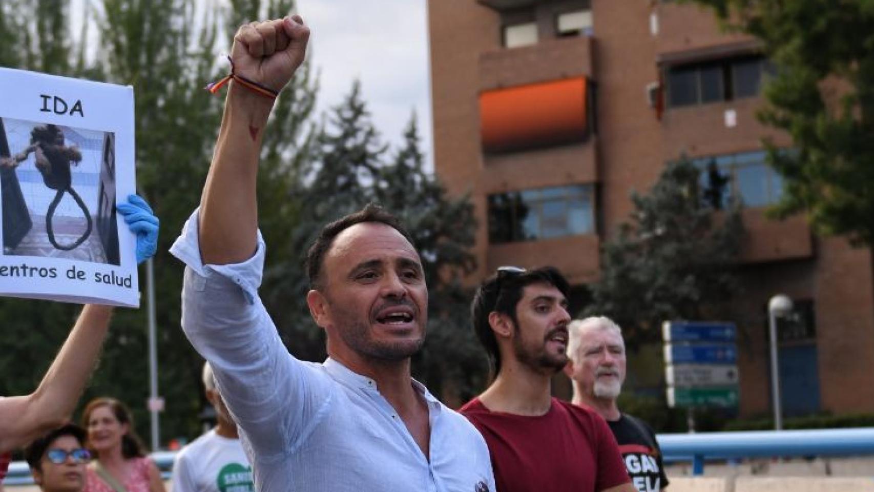 El exatleta Roberto Sotomayor en una manifestación en defensa de la sanidad pública.