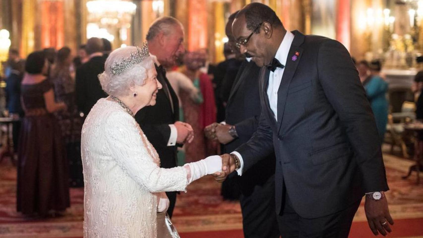 La reina Isabel II junto al primer ministro de Antigua y Barbuda, Gaston Browne.