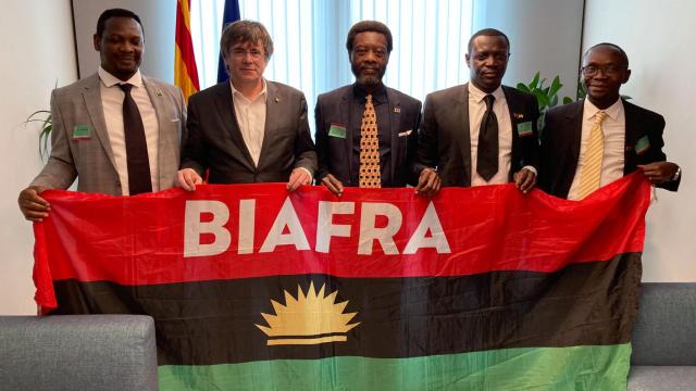 Carles Puigdemont junto a una delegación del Pueblo Indígena de Biafra, este año.