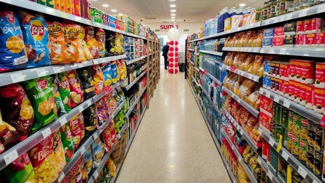 El interior de un supemercado.