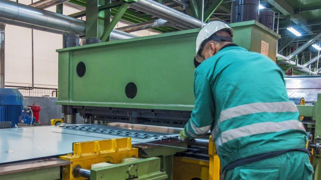 Un operario trabaja en la planta de NSR en Villadangos del Páramo, León