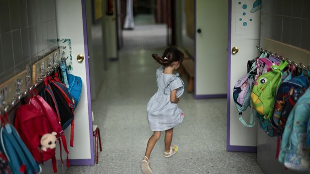 Una niña corre por un colegio, este lunes.