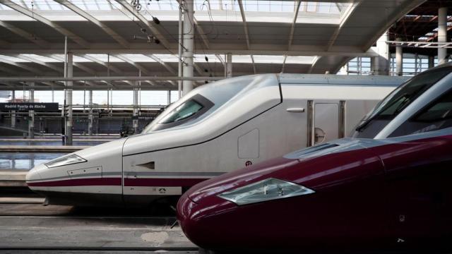 Trenes AVE en la estación de Atocha, en imagen de archivo.