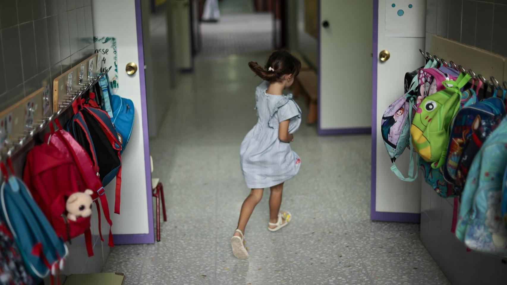 Una niña corre por un colegio, este lunes.