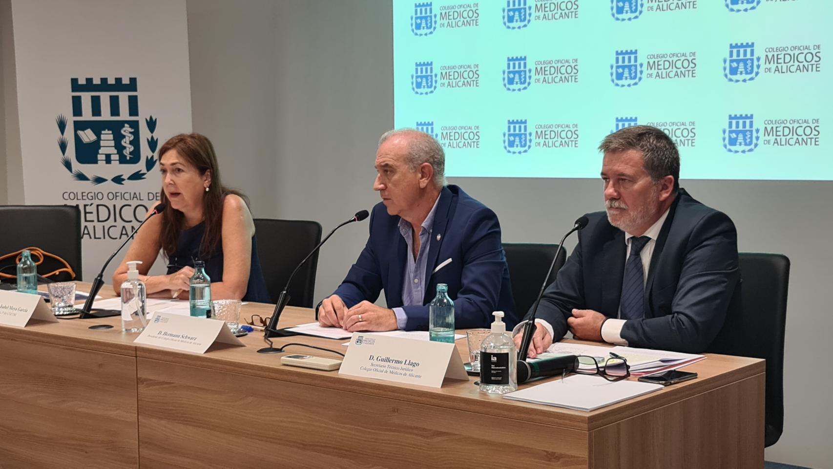 María Isabel Moya, Hermann Schwartz y Guillergo Llago, en la comparecencia en el Colegio de Médicos.