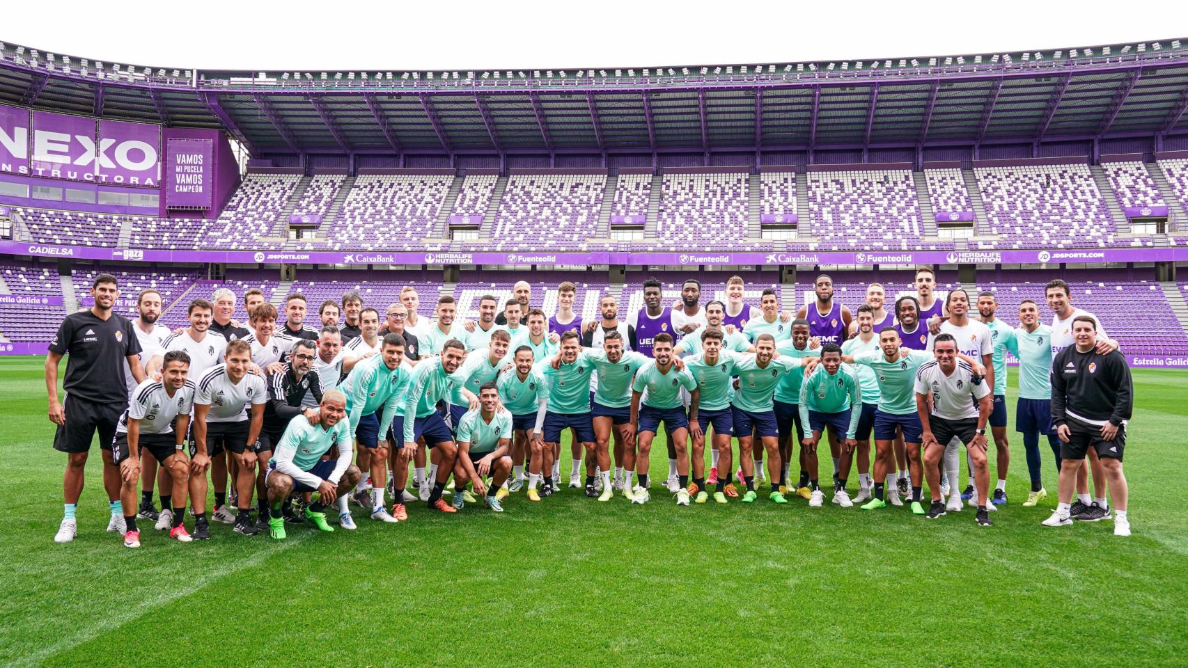 Imagen de familia entre los jugadores del Real Valladolid de Baloncesto y fútbol