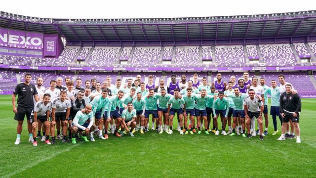 Imagen de familia entre los jugadores del Real Valladolid de Baloncesto y fútbol