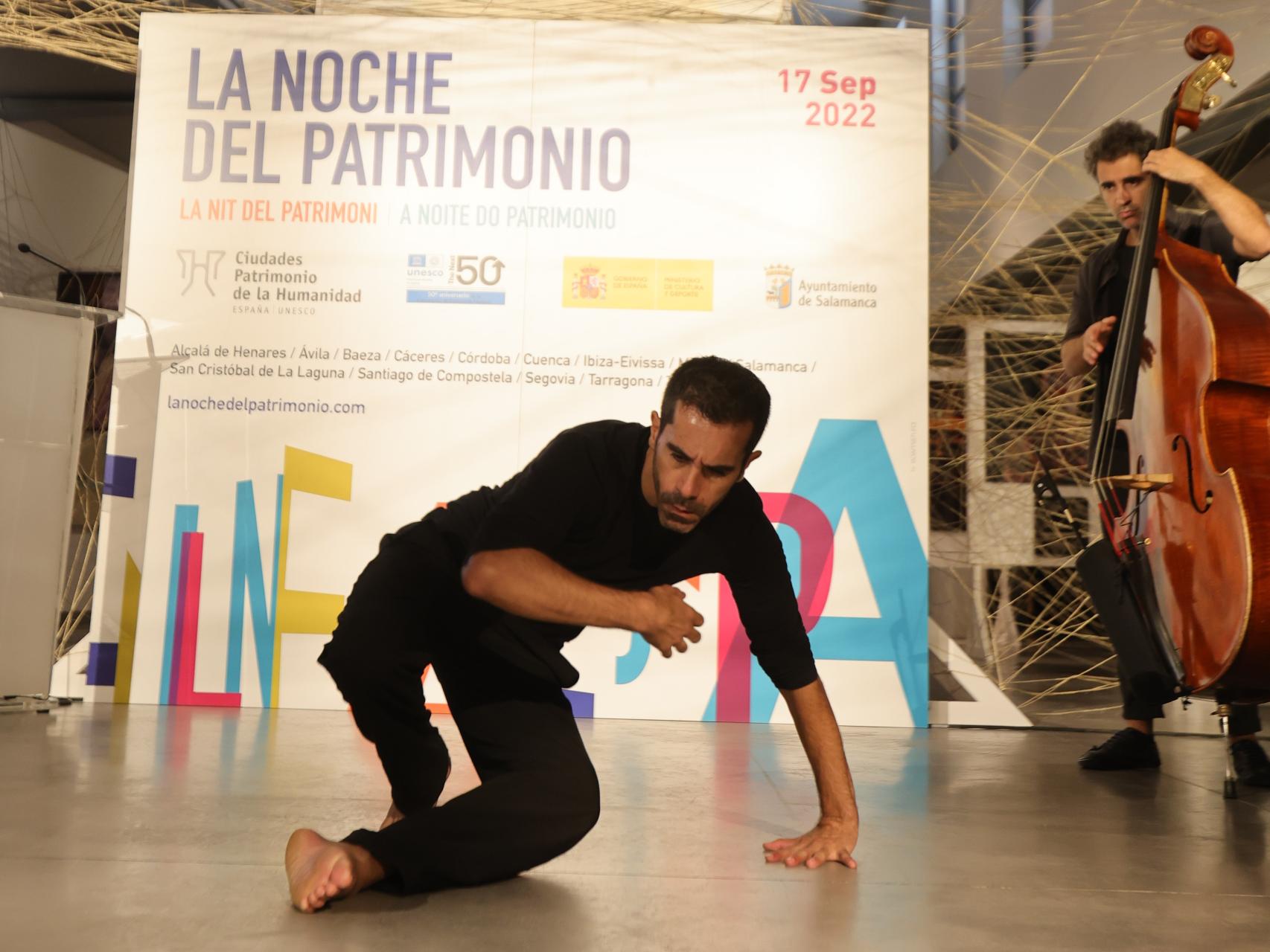 Daniel Abreu y el músico Jorge da Rocha, en Salamanca