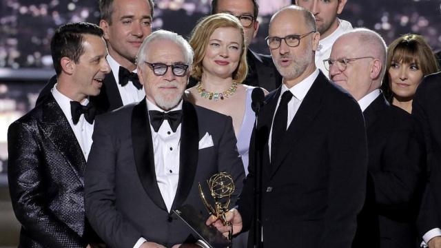 El creador de 'Succession' lanzó un dardo a Carlos III durante su discurso en los Emmy.