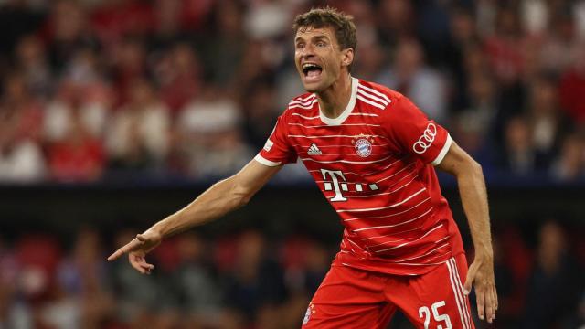 Thomas Müller protesta una acción al árbitro