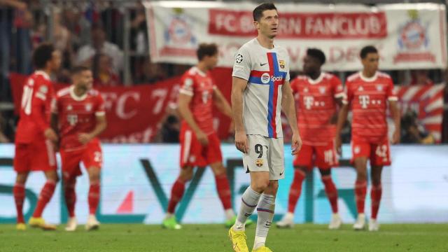 Robert Lewandowski mira al cielo tras un gol del Bayern