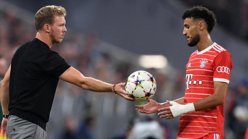 Julian Nagelsmann le da un balón a Noussair Mazraoui