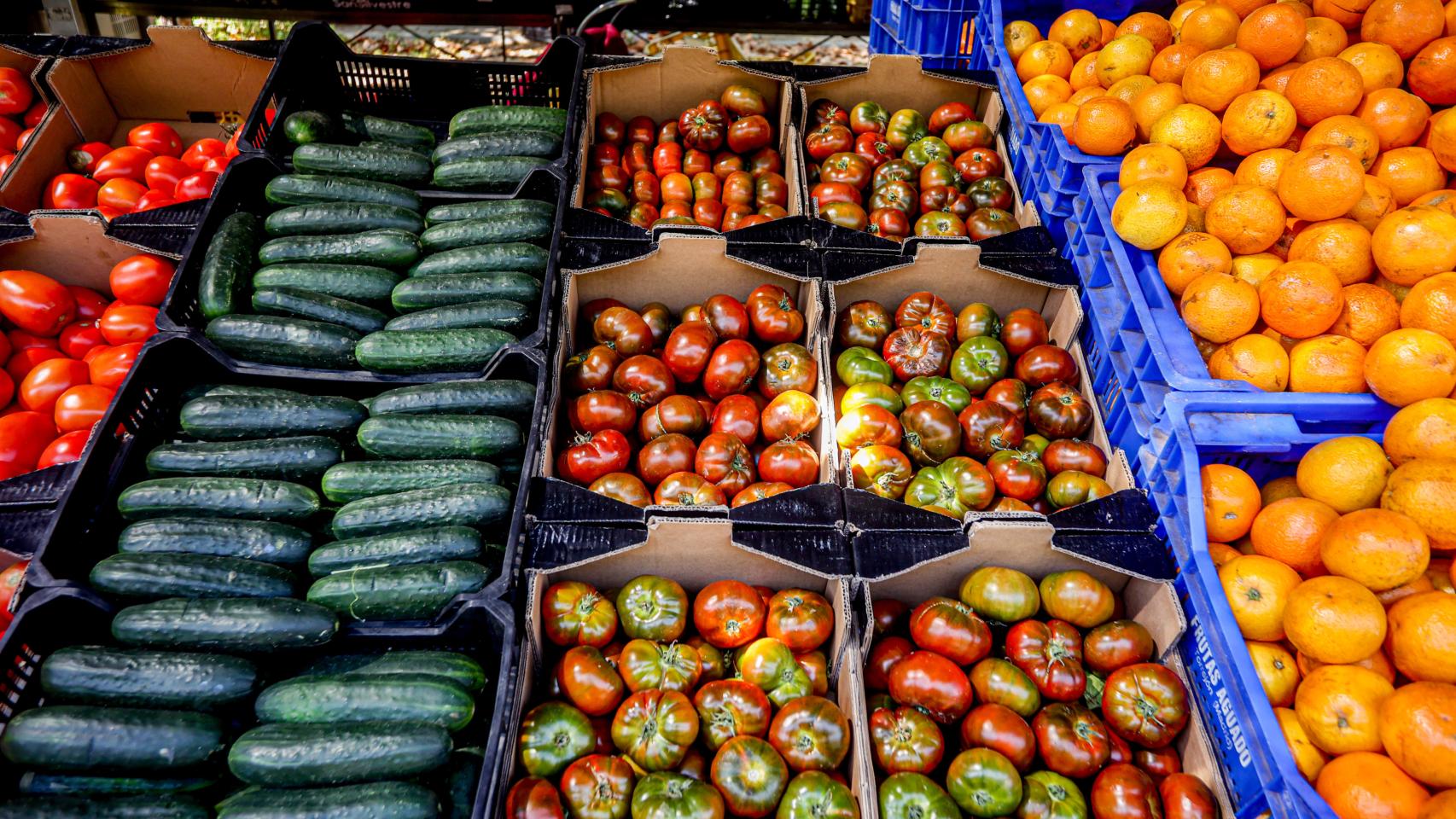 Un puesto de frutas y hortalizas en un mercadillo al aire libre, en el distrito de Tetuán, Madrid