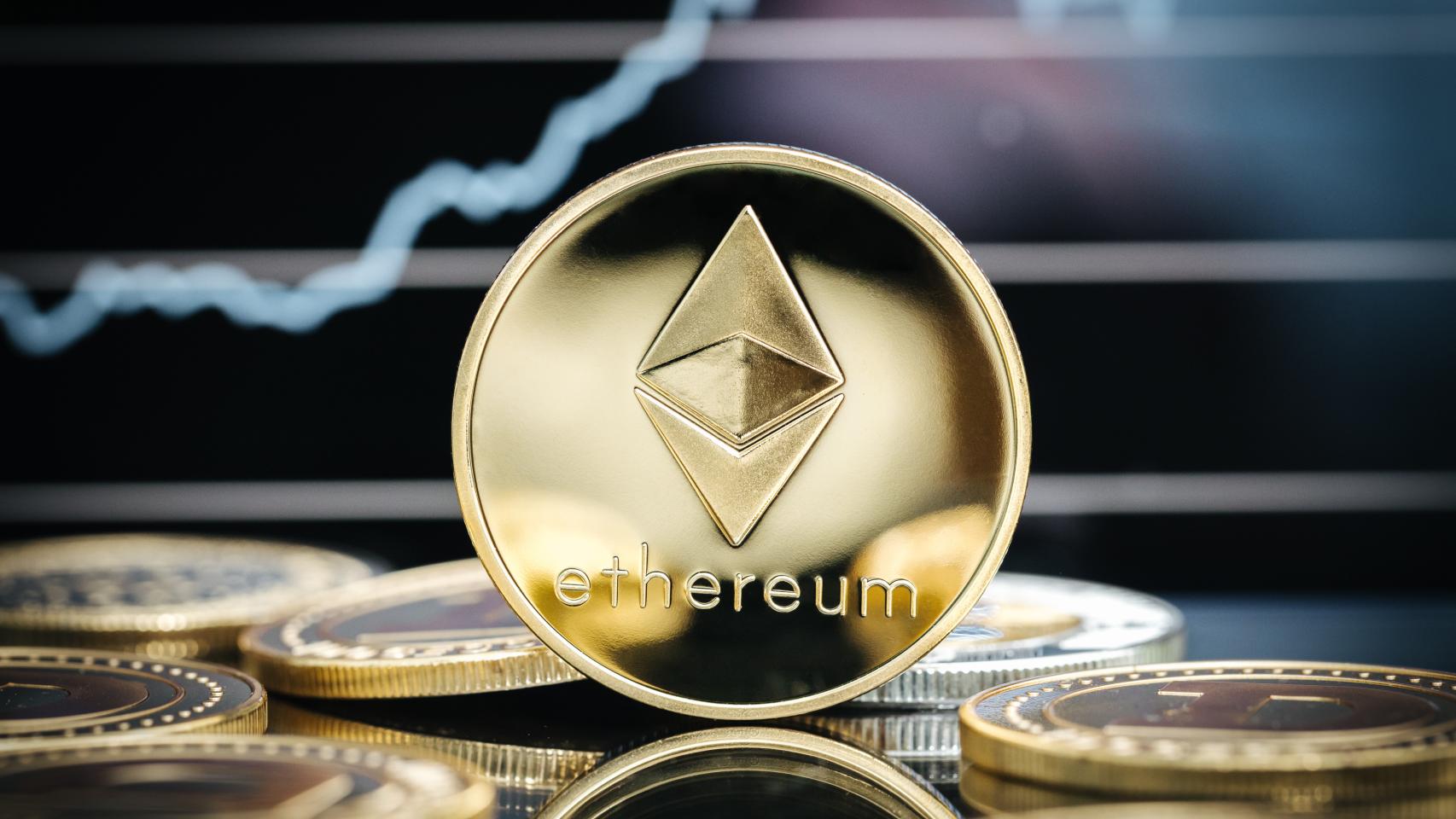 Representación física del ethereum sobre un gráfico de cotización.
