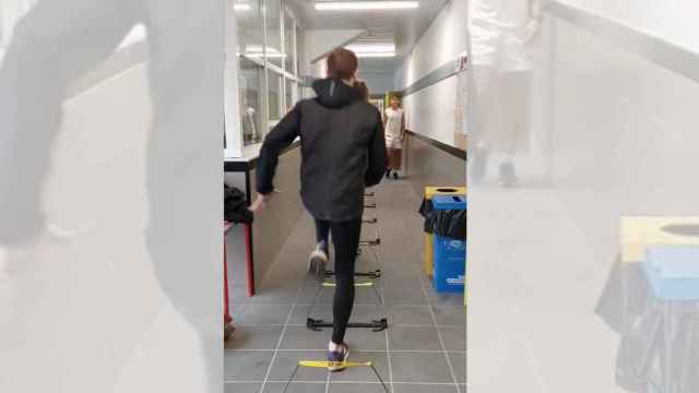 Atletas entrenando en el interior de las instalaciones de las pistas de Balaídos.