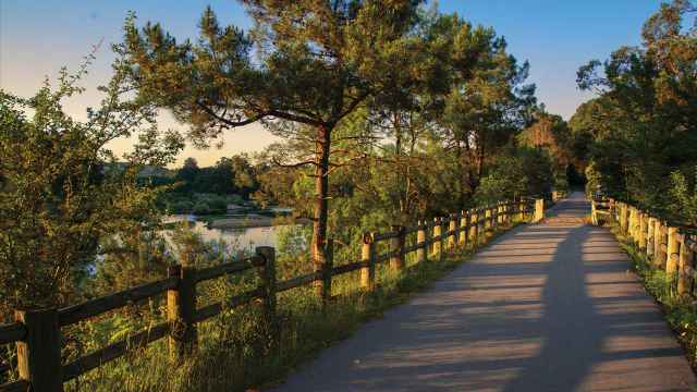 Un tramo de la ecopista del Miño a su paso por la localidad de Monçao.