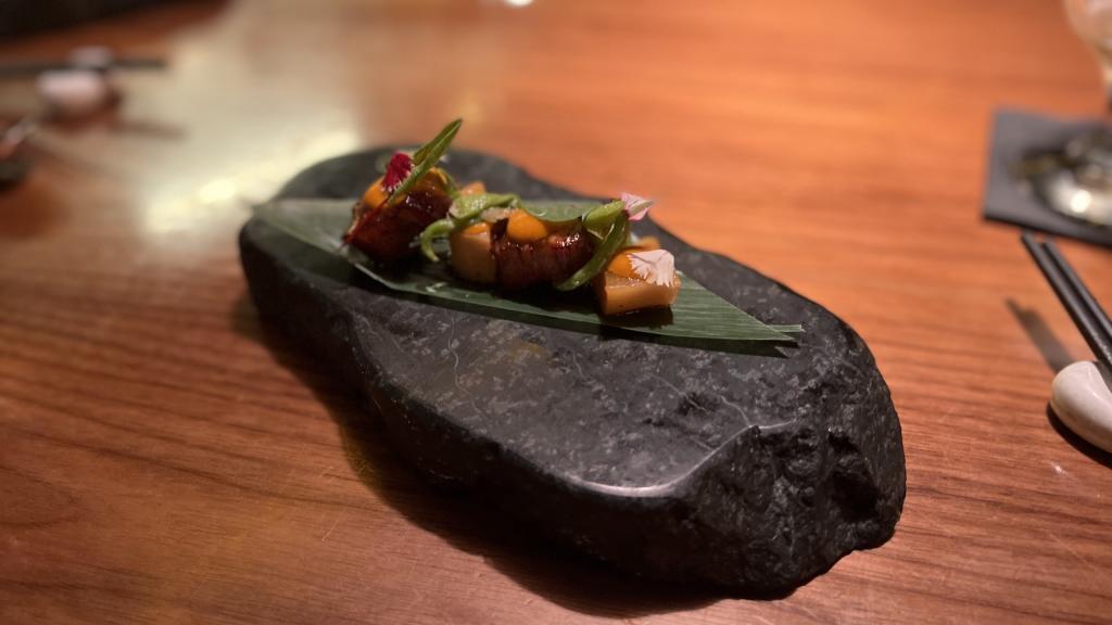Torreznos, daikon y piparra encurtida