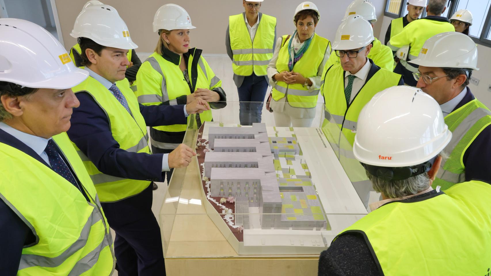 Alfonso Fernández Mañueco visita las obras de la Residencia San Juan de Sahagún de Salamanca