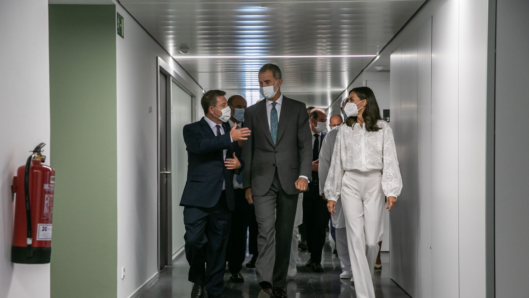 Emiliano García-Page, Felipe VI y la reina Letizia en el Hospital Universitario de Guadalajara.
