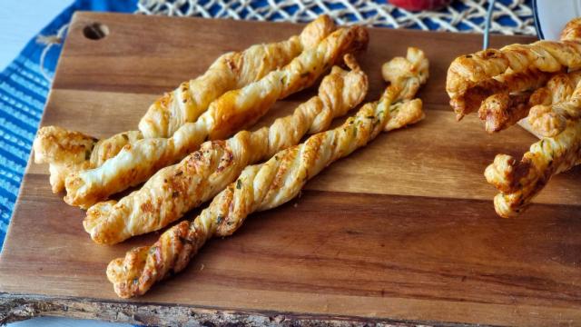 Palitos de hojaldre con queso y mantequilla de ajo, en 5 minutos tendrás un aperitivo vistoso