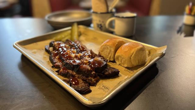 Samo's BBQ, la barbacoa americana que ahuma carnes durante 16 horas