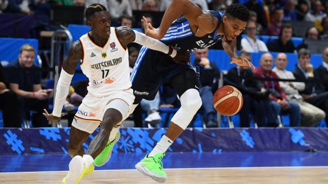 Dennis Schroder pelea un balón con Giannis Antetokounmpo