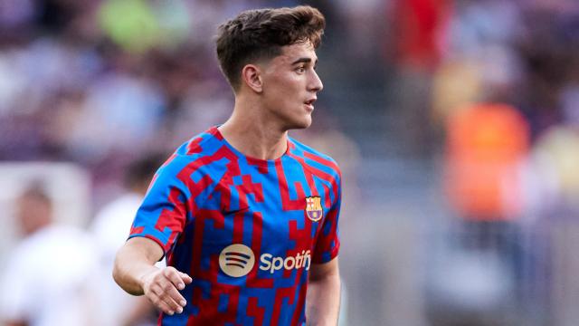 Gavi, calentando antes de un partido del FC Barcelona