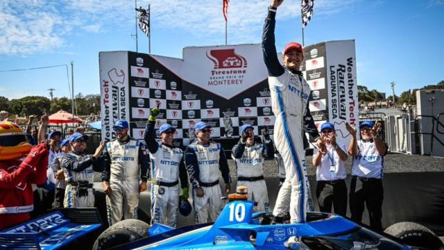 Alex Palou celebrando su victoria en Laguna Seca