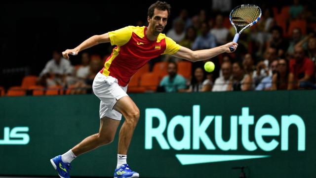 Albert Ramos intenta salvar una bola de derechas en la Copa Davis