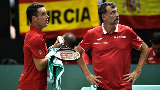 Roberto Bautista y Sergi Bruguera durante la serie contra Serbia