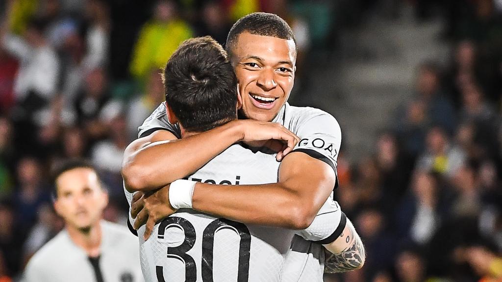 Mbappé y Messi, dándose un abrazo para celebrar un gol del PSG en la temporada 2022/2023