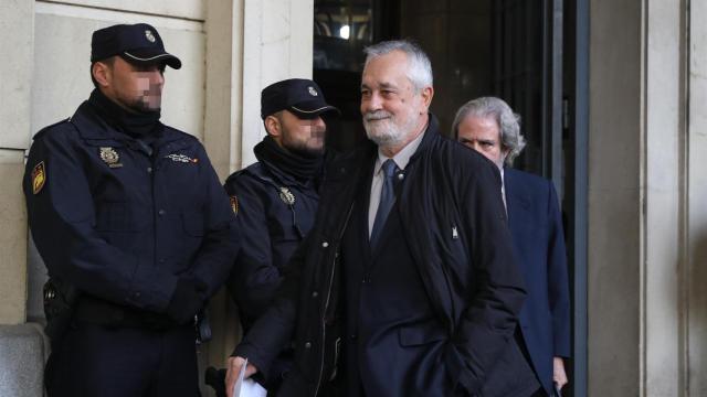 El expresidente de la Junta, José Antonio Griñán, saliendo de la Audiencia de Sevilla en una imagen de archivo.