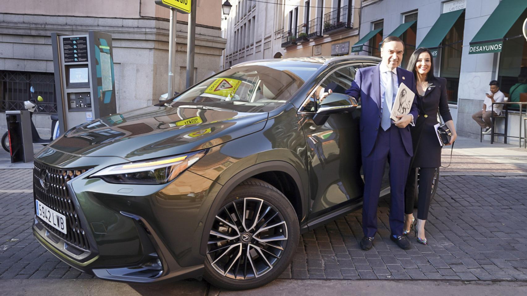Pedro J. Ramírez, y Cruz Sánchez de Lara, junto al Lexus NX, coche oficial del primer ODS de EL ESPAÑOL.