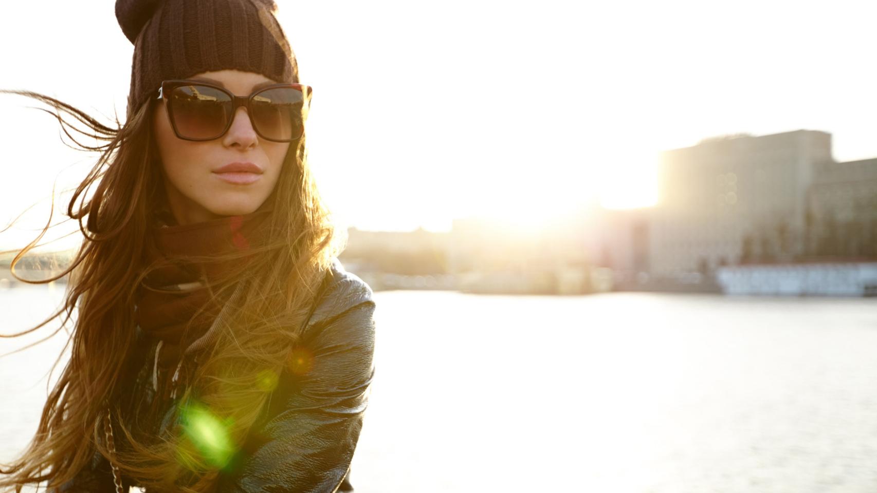 Una mujer luce unas gafas de sol.